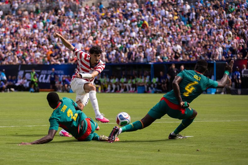 El delantero estadounidense Ricardo Pepi remata en el partido amistoso contra Senegal, el domingo 31 de mayo de 2026, en Charlotte, Carolina del Norte. (AP Foto/Scott Kinser)