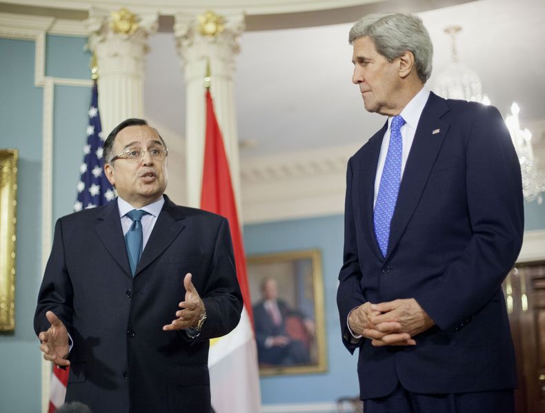 El secretario estadounidense de Estado John Kerry, derecha, se re&uacute;ne con el ministro de Relaciones Exteriores de Egipto Nabil Fahmy, el martes 29 de abril de 2014, en Washington. (Foto AP)