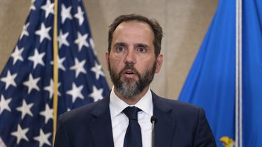 ARCHIVO - El fiscal especial Jack Smith habla con los medios sobre la acusación formal contra el expresidente Donald Trump, el 1 de agosto de 2023, en una oficina del Departamento de Justicia en Washington. (AP Foto/J. Scott Applewhite, archivo)