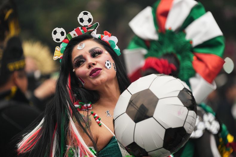 Una bailarina en el Paseo de la Reforma de la Ciudad de México, el sábado 6 de junio de 2026, previo al Mundial 2026. (AP Foto/Moisés Castillo)