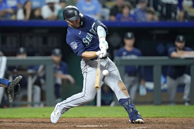 Ty France pega un sencillo de dos carreras en la décima entrada del juego de los Marineros de Seattle ante los Reales de Kansas City, el martes 15 de agosto de 2023 (AP Foto/Charlie Riedel)