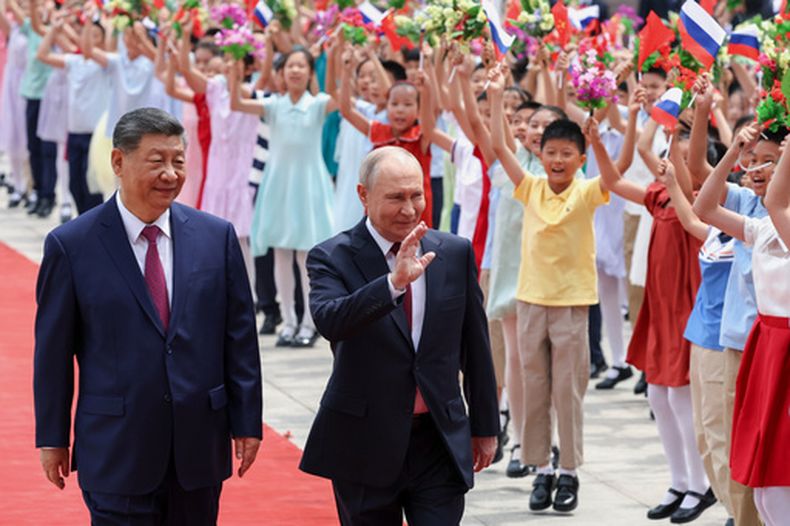 El presidente de Rusia, Vladímir Putin (centro), y el de China, Xi Jinping, durante la ceremonia de bienvenida en el Gran Salón del Pueblo, en Beijing, China, el 20 de mayo de 2026. (Alexander Kazakov, Sputnik, Kremlin Pool Foto vía AP)
