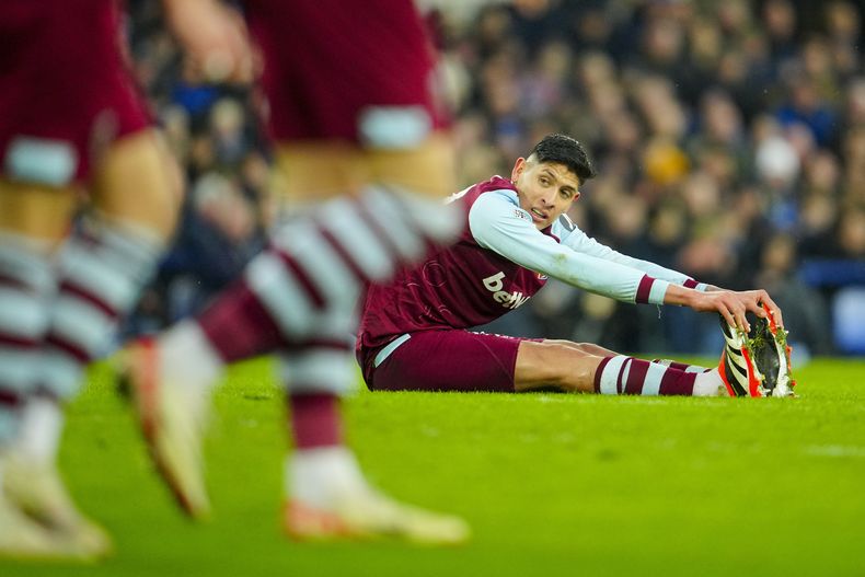 Edson Álvarez de West Ham durante el partido contra Everton en la Liga Premier, el sábado 2 de marzo de 2024, en Liverpool. (AP Foto/Jon Super)