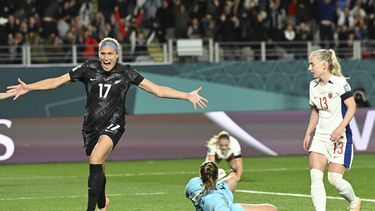 La neozelandesa Hannah Wilkinson celebra tras anotar en el partido inaugural del Mundial que enfrentó a Nueva Zelanda y Noruega, en Auckland, Nueva Zelanda, el 20 de julio de 2023. (AP Foto/Andrew Cornaga)