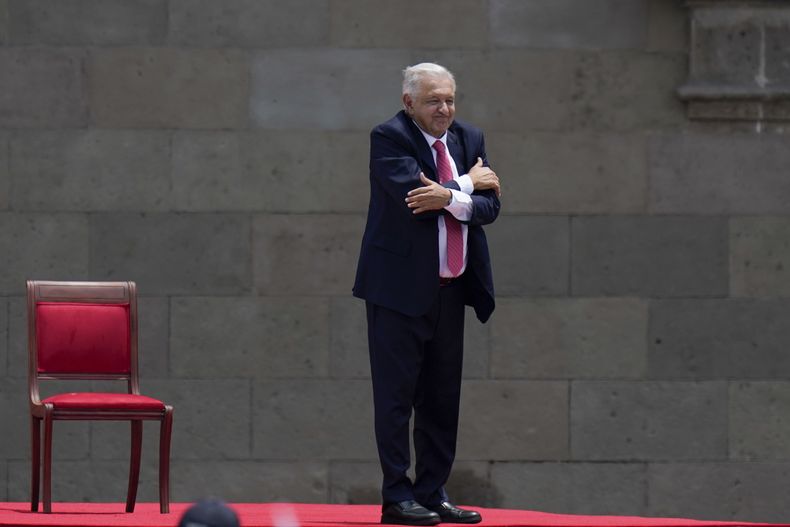 El presidente saliente de México, Andrés Manuel López Obrador, se cruza de brazos después de pronunciar su último Informe del Estado de la Unión en el Zócalo, la plaza principal de la Ciudad de México, el domingo 1 de septiembre de 2024. (Foto AP/Félix Márquez)