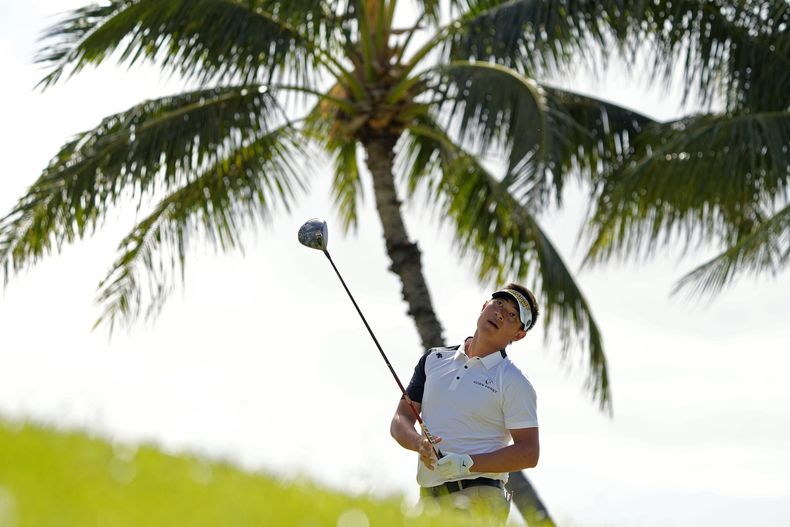 El chino Carl Yuan observa su tiro de salida al hoyo 14 en la segunda ronda del Sony Open, el viernes 12 de enero de 2024, en Honolulú (AP Foto/Matt York)