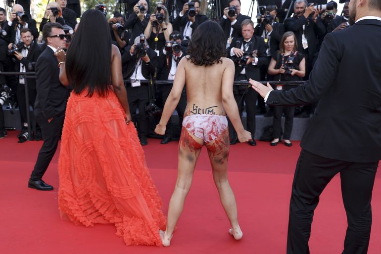 Cannes: Mujer protesta durante estreno de George Miller