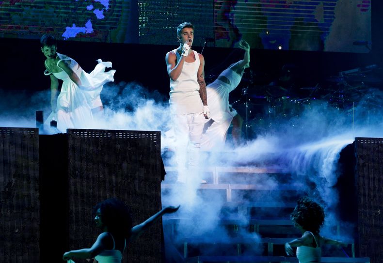 Justin Bieber, centro, act&uacute;a en Beijing, China, durante su concierto mundial, el domingo 29 de septiembre de 2013. (Foto AP)