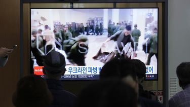 Una pantalla de televisión transmite una imagen de soldados que se cree proceden de Corea del Norte, formados para recibir suministros de Rusia, durante un programa de noticias en la estación de tren de Seúl, en Corea del Sur, el lunes 21 de octubre de 2024. (AP Foto/Ahn Young-joon)