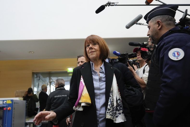 Gisele Pelicot, que presuntamente fue drogada por su ahora ex marido para que él y otras personas pudieran agredirla sexualmente, llega al juzgado de Aviñón, en el sur de Francia, el jueves 19 de diciembre de 2024. (AP foto/Lewis Joly)