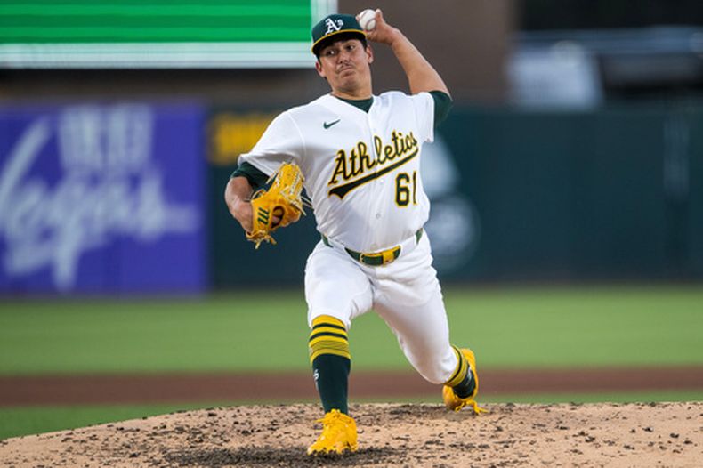 El pitcher de los Atléticos Gage Jump lanza en la sexta entrada ante los Angelinos de Los Ángeles el jueves 18 de junio del 2026. (AP Foto/Nic Coury)