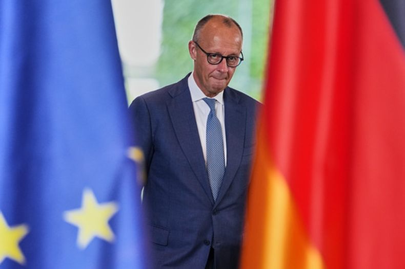 El canciller de Alemania, Friedrich Merz, llega a una conferencia de prensa tras reunirse con el primer ministro de Irak, Ali al-Zaidi, en Berlín, Alemania, el 15 de septiembre de 2026. (AP Foto/Markus Schreiber)