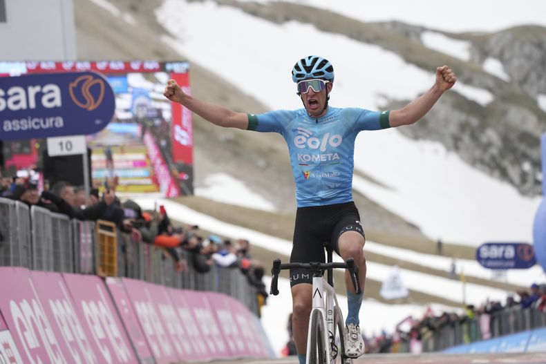 El italiano Davide Bais celebra tras ganar la séptima etapa del Giro de Italia entre Capua y Gran Sasso el viernes 7 de mayo del 2023. (Gian Mattia DAlberto/LaPresse via AP)