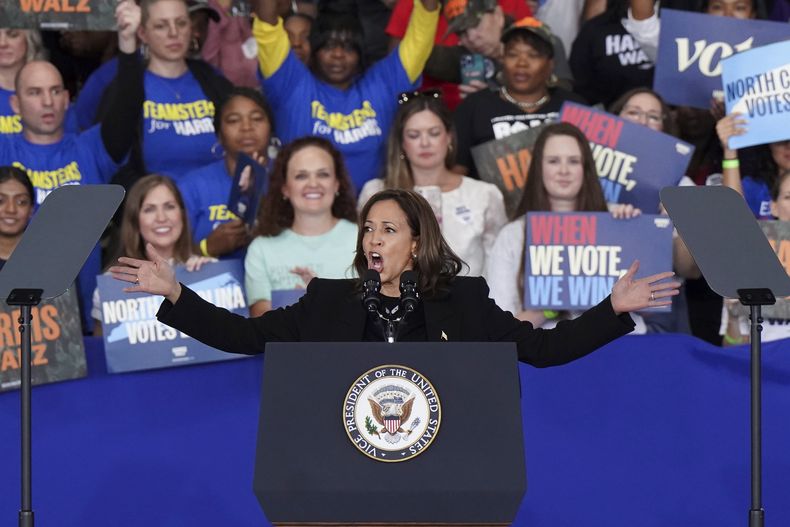 La candidata demócrata a la presidencia, la vicepresidenta Kamala Harris habla durante un evento de campaña, el miércoles 30 de octubre de 2024, en Raleigh, Carolina del Norte. (AP Foto/Allison Joyce)