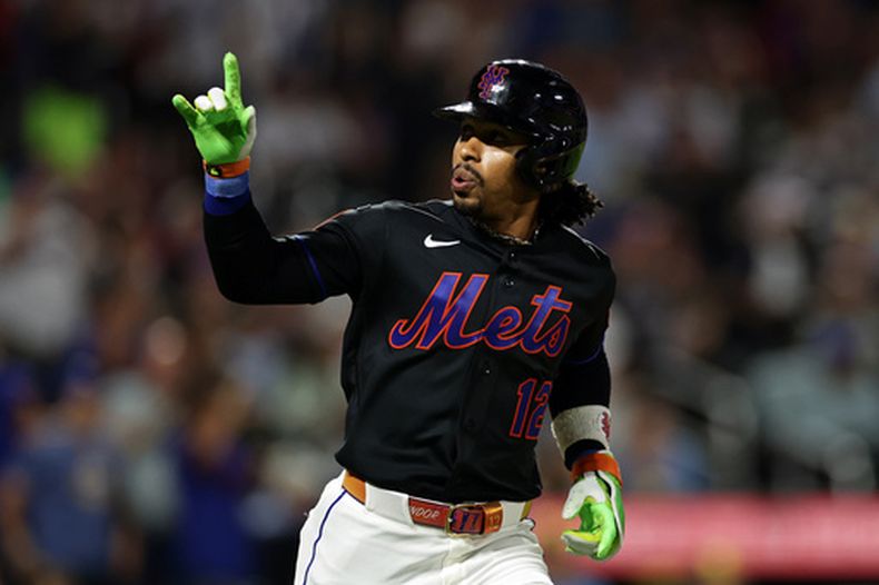 El puertorriqueño Francisco Lindor, de los Mets de Nueva York, festeja luego de aportar un jonrón a la victoria frente a los Cerveceros de Milwaukee, el martes 25 de agosto de 2026 (AP Foto/Adam Hunger)
