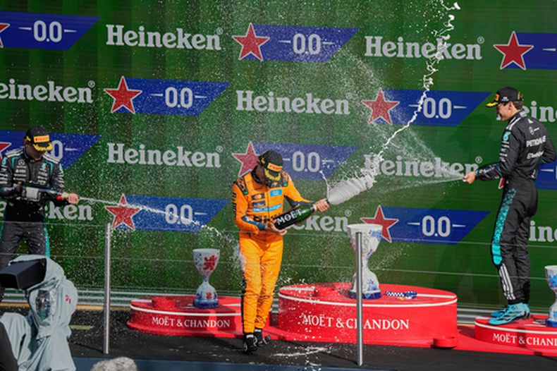 El italiano Kimi Antonelli, segundo con Mercedes, junto al ganador Lando Norris de McLaren y George Russell, de Mercedes, que fue tercero en el Gran Premio de los Países Bajos el domingo 23 de agosto del 2026. (AP Foto/Darko Bandic)