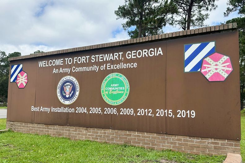 ARCHIVO – Un letrero fuera de la puerta principal de Fort Stewart, Georgia, el 6 de agosto de 2025. (AP Foto/Russ Bynum, Archivo)