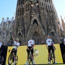 Tadej Pogačar saluda a la multitud mientras el UAE Team Emirates es presentado antes de la carrera ciclista del Tour de Francia, frente a la Basílica de la Sagrada Familia en Barcelona, España, el jueves 2 de julio de 2026. (Foto AP/Mosaab Elshamy)