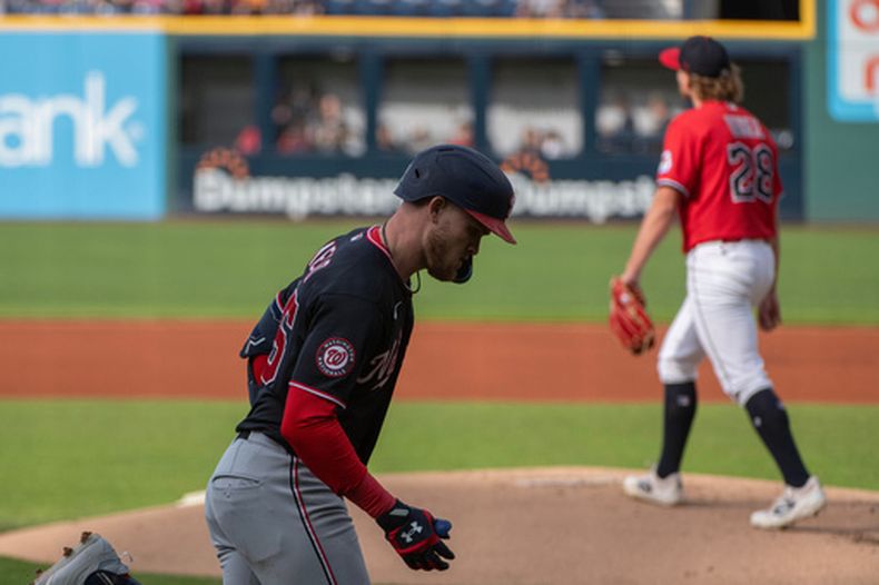 Curtis Mead, izquierda, de los Nacionales de Washington, corre las bases después de batear un jonrón de dos carreras ante Tanner Bibee, al fondo, abridor de los Guardianes de Cleveland, durante la primera entrada del juego de béisbol de Grandes Ligas, el lunes 25 de mayo de 2026, en Cleveland. (AP F oto/Phil Long)