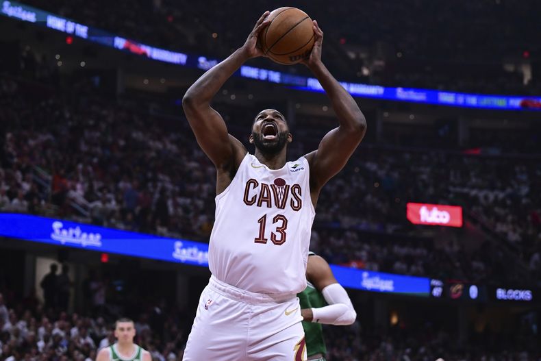ARCHIVO - Foto del 13 de mayo del 2024, el pívot de los Cavaliers de Cleveland Tristan Thompson salta para clavar el balón en el juego4 de la segunda ronda de la postemporada ante los Celtics. (AP Foto/David Dermer, Archivo)
