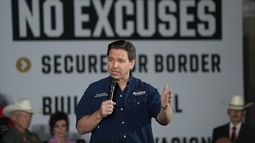 El precandidato presidencial republicano, el gobernador de Florida, Ron DeSantis, conversa durante una sesión pública en Eagle Pass, Texas, el lunes 26 de junio de 2023. (AP Foto/Eric Gay)