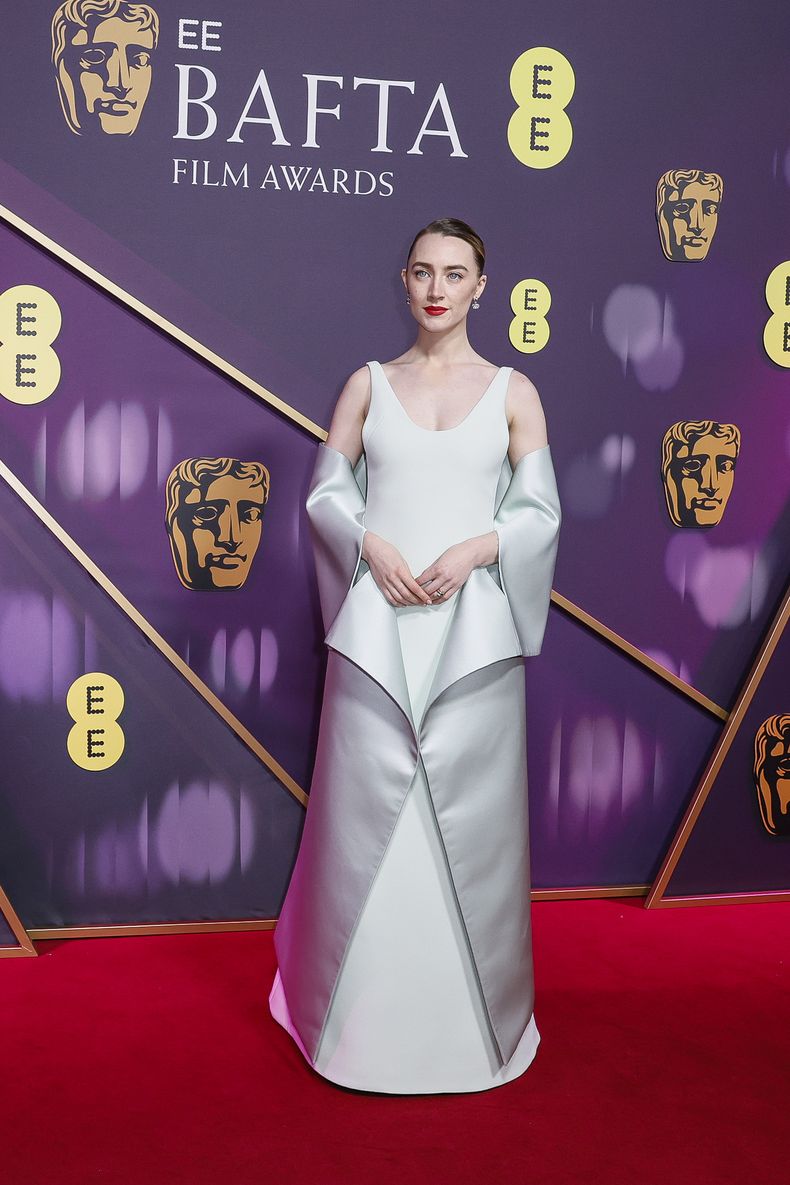Saoirse Ronan posa a su llegada a la 78a edición de los Premios de la Academia Británica de Cine, BAFTA, en Londres, el domingo 16 de febrero de 2025. (Foto Joel C Ryan/Invision/AP)