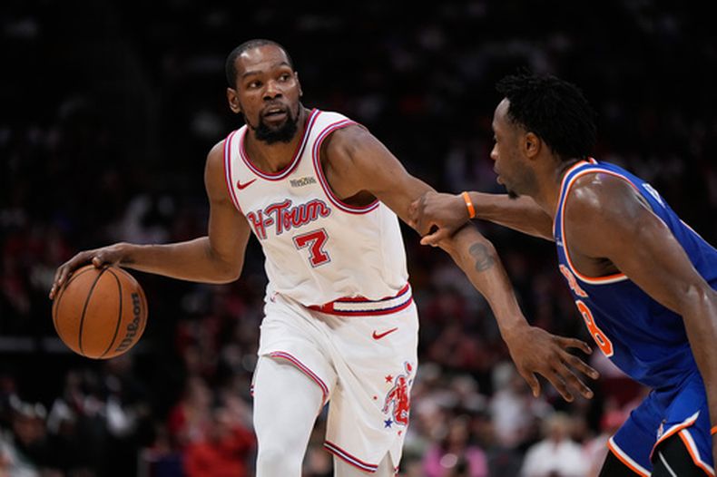 Kevin Durant, de los Rockets de Houston, controla el balón frente a Og Anunoby, de los Knicks de Nueva York, en el duelo del martes 31 de marzo de 2026 (AP Foto/Ashley Landis)