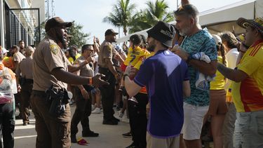 La policía habla con aficionados en la antesala de la final de la Copa América entre Argentina y Colombia, el domingo 14 de julio de 2024, en Miami Gardens, Florida, el domingo 14 de julio de 2024. (AP Foto/Lynne Sladky)