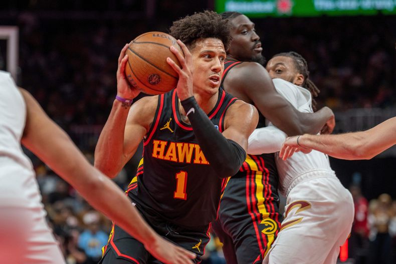 Jalen Johnson (1), de los Hawks de Atlanta, lleva el balón durante la segunda mitad del juego de baloncesto de la Copa NBA en contra de los Cavaliers de Cleveland, el viernes 28 de noviembre de 2025, en Atlanta. (AP Foto/Erik Rank)