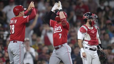 Spencer Steer (7), de los Rojos de Cincinnati, cruza el plato y celebra con Kevin Newman (28) después de su cuadrangular de dos carreras en contra de los Medias Rojas de Boston durante la séptima entrada del juego de béisbol en Fenway Park, el miércoles 31 de mayo de 2023, en Boston. (AP Foto/Charles Krupa)