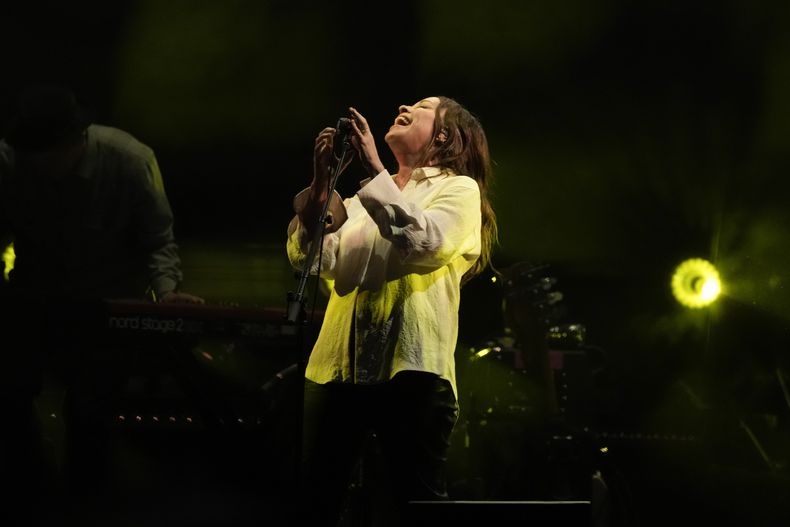 Alanis Morissette durante su concierto en el festival Corona Capital de la Ciudad de México el viernes 17 de noviembre de 2023. (Foto AP/Eduardo Verdugo)
