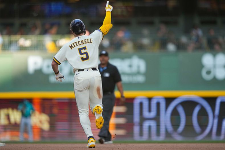 El jardinero de los Cerveceros de Milwaukee, Garrett Mitchell, reacciona tras conectar un jonrón durante la octava entrada de un partido de béisbol contra los Marineros de Seattle, el jueves 20 de agosto de 2026, en Milwaukee. (Foto AP/Kayla Wolf)