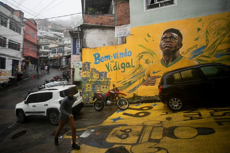 Un mural que muestra a Vinicius Junior se aprecia en el barrio de Vidigal, en Río de Janeiro, el sábado 4 de julio de 2026 (AP Foto/Bruna Prado)