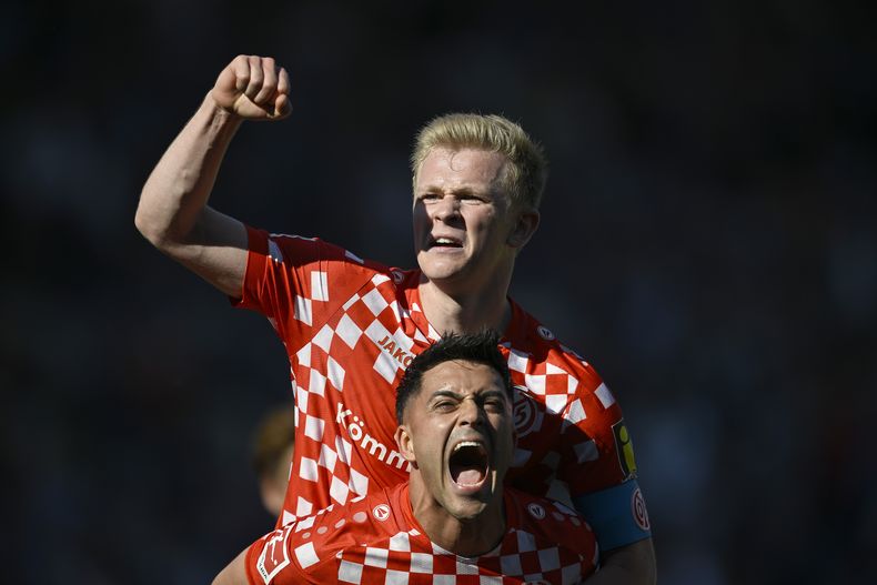 Jonathan Burkardt celebra con su compañero del Mainz Nadiem Amiri tras anotar en el encuentro de la Bundesliga ante el Bochum el sábado 10 de mayo del 2025. (Anke Waelischmiller/dpa via AP)
