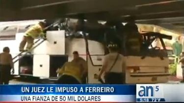 americateve | chofer del ómnibus que el pasado año estrelló su vehículo en un puente del Aeropuerto Internacional de Miami mientras transportaba a una treintena de pasajeros enfrenta tres cargos de homicidio vehicular.