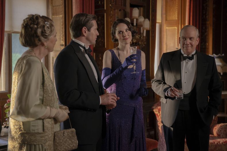 Esta imagen publicada por Focus Features muestra a Penelope Wilton, de izquierda a derecha, Allen Leech, Michelle Dockery y Paul Giamatti en una escena de Downton Abbey: The Grand Finale. (Focus Feature via AP)