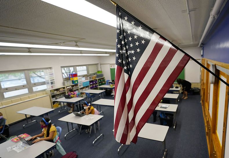 Una bandera estadounidense pende sobre un salón de clases en la escuela primaria Newlon, el 25 de agosto de 2020, en Denver, Colorado. AP Foto/David Zalubowski)