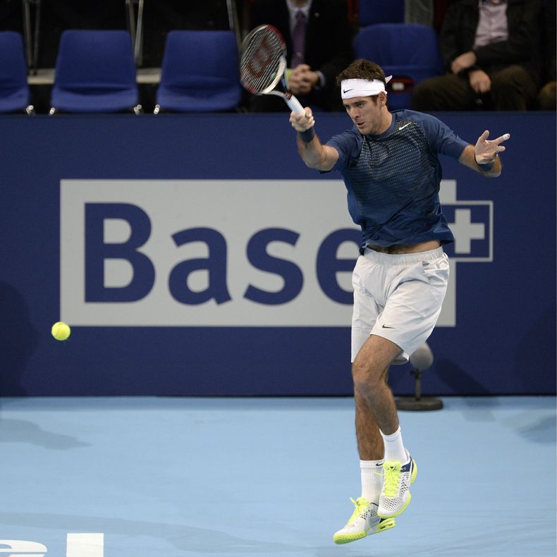 El argentino Juan Mart&iacute;n del Potro devuelve un env&iacute;o del suizo Henri Laaksonen en el torneo bajo techo de Basilea, Suiza, el 23 de octubre del 2013. Del Potro gan&oacute; en sets corridos. (AP Photo/Keystone,Georgios Kefalas)