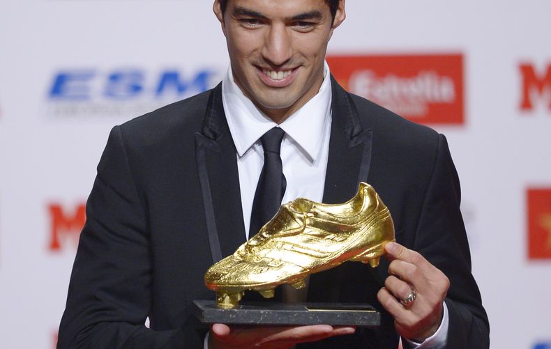 El jugador uruguayo del Barcelona, Luis Su&aacute;rez, posa con la Bota de Oro que recibi&oacute; al m&aacute;ximo goleador de Europa la temporada pasada, el mi&eacute;rcoles, 15 de octubre de 2014, en Barcelona. (AP Photo/Manu Fernandez)