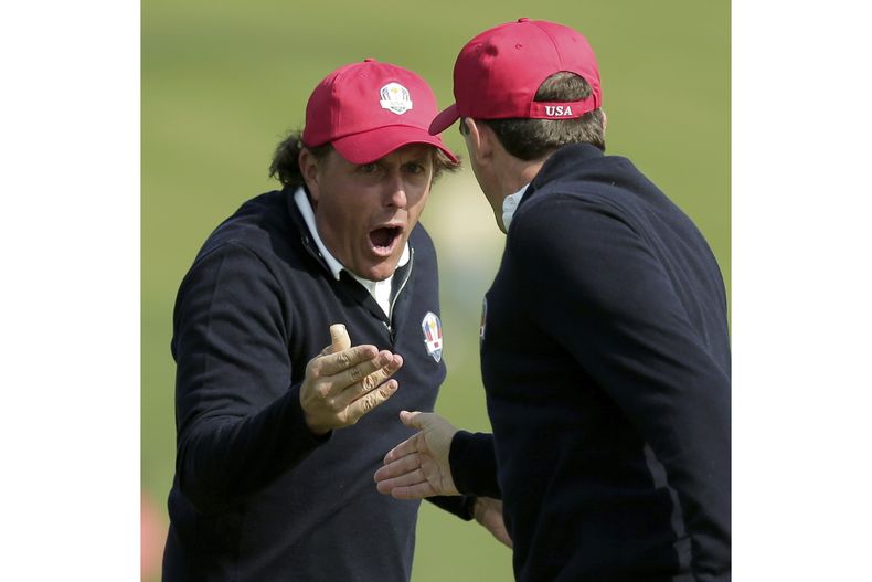 ARCHVO - Phil Mickelson (izquierda) y Keegan Bradley celebran tras ganar su duelo de foursomes en la Copa Ryder, el 28 de septiembre de 2012, en el campo del Medinah Country Club en Medinah, Illinois. (AP Foto/Charlie Riedel)