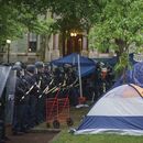 Agentes de la policía llegan a un campamento propalestino en la Universidad de Pensilvania, en Filadelfia, el viernes 10 de mayo de 2024. (Jessica Griffin/The Philadelphia Inquirer vía AP)