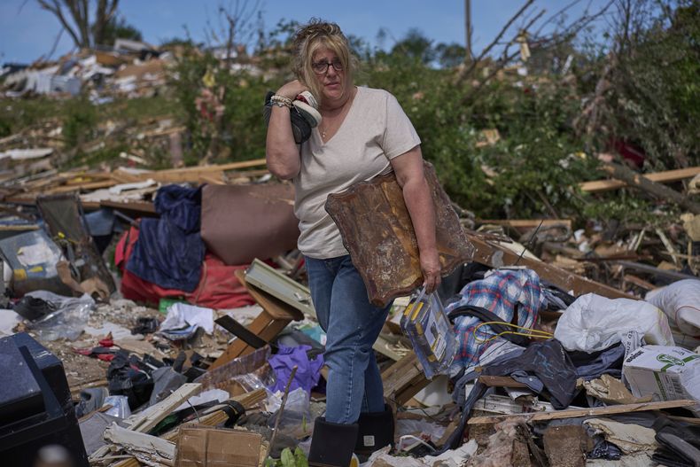 Edwina Wilson, en lo que queda de su vivienda destruida, el domingo 18 de marzo de 2025, en London, Kentucky, tras el paso de una fuerte tormenta por el área. (AP Foto/Carolyn Kaster)