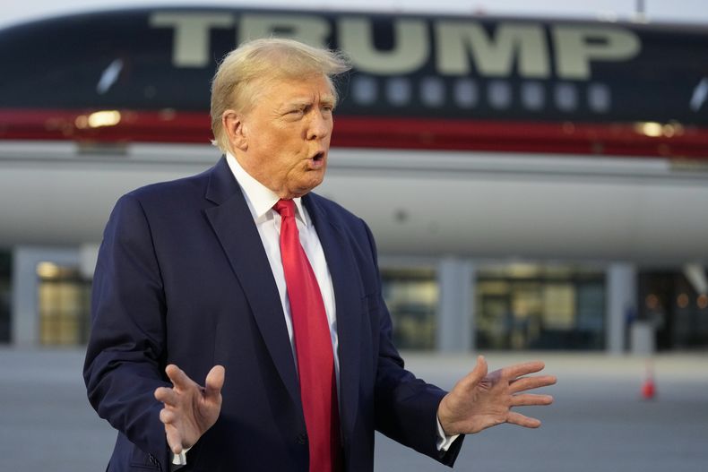 El expresidente Donald Trump habla con reporteros antes de salir del Aeropuerto Internacional Hartsfield-Jackson, el jueves 24 de agosto de 2023, en Atlanta. (AP Foto/Alex Brandon)