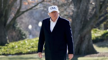 Bannon trata de enmendar la situación con Trump