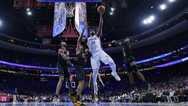 Embiid anota 29; 76ers cortan racha a Cavs