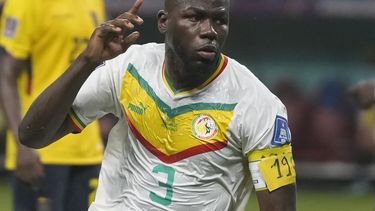 ARCHIVO - Foto del 29 de noviembre del 2022, el senegalés Kalidou Koulibaly celebra tras anotar el segundo gol de su equipo en el encuentro ante Ecuador en el grupo A de la Copa Mundial. El domingo 25 de junio del 2022, Koulibaly deja al Chelsea y firma con el Al-Hilal saudí por tres años (AP Foto/Darko Vojinovic, Archivo)