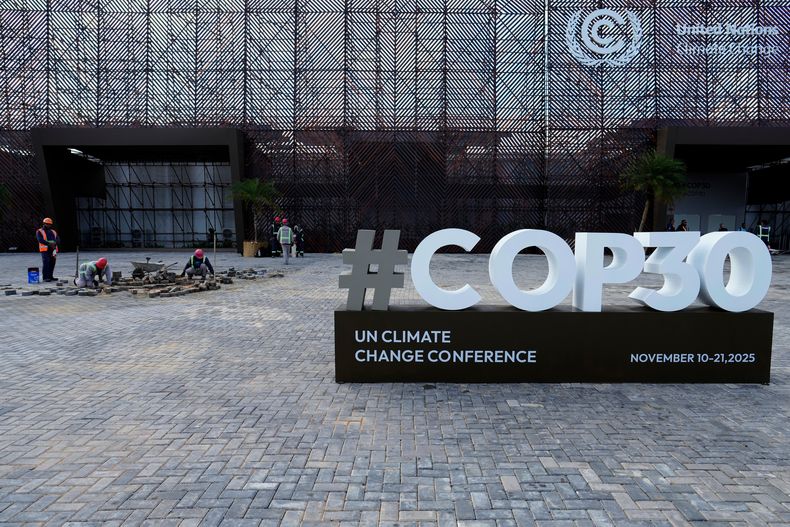 Anuncio de la próxima cumbre climática de la ONU COP30 fuera del centro de prensa de Belém, Brasil, el lunes 3 de noviembre de 2025. (AP Foto/Eraldo Peres)