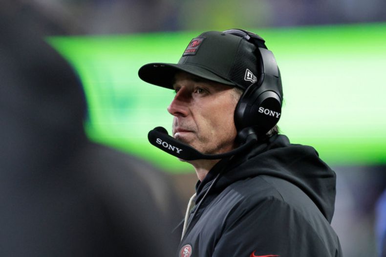 ARCHIVO - Kyle Shanahan, entrenador en jefe de los 49ers de San Francisco, observa el campo durante la segunda mitad del juego divisional de la NFL en contra de los Seahawks de Seattle, el 17 de enero de 2026, en Seattle. (AP Foto/John Froschauer, Archivo)