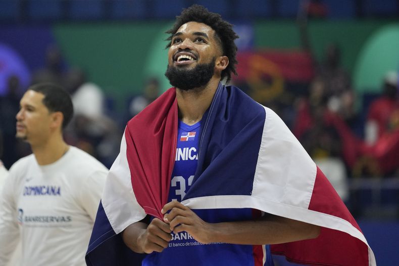 El alero de República Dominicana Karl-Anthony Towns celebra tras el triunfo ante Angola en el Grupo de la Copa Mundial para avanzar a los octavos de final en el Coliseo Sraneta en Manila, Filipinas el martes 29 de agosto del 2023. (AP Foto/Aaron Favila)