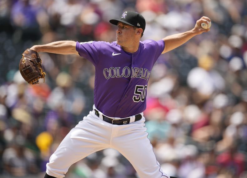 El abridor de los Rockies de Colorado Ty Blach trabaja la quinta entrada ante los Atléticos de Oakland en el encuentro en Denver el domingo 30 de julio del 2023. (AP Foto/David Zalubowski)